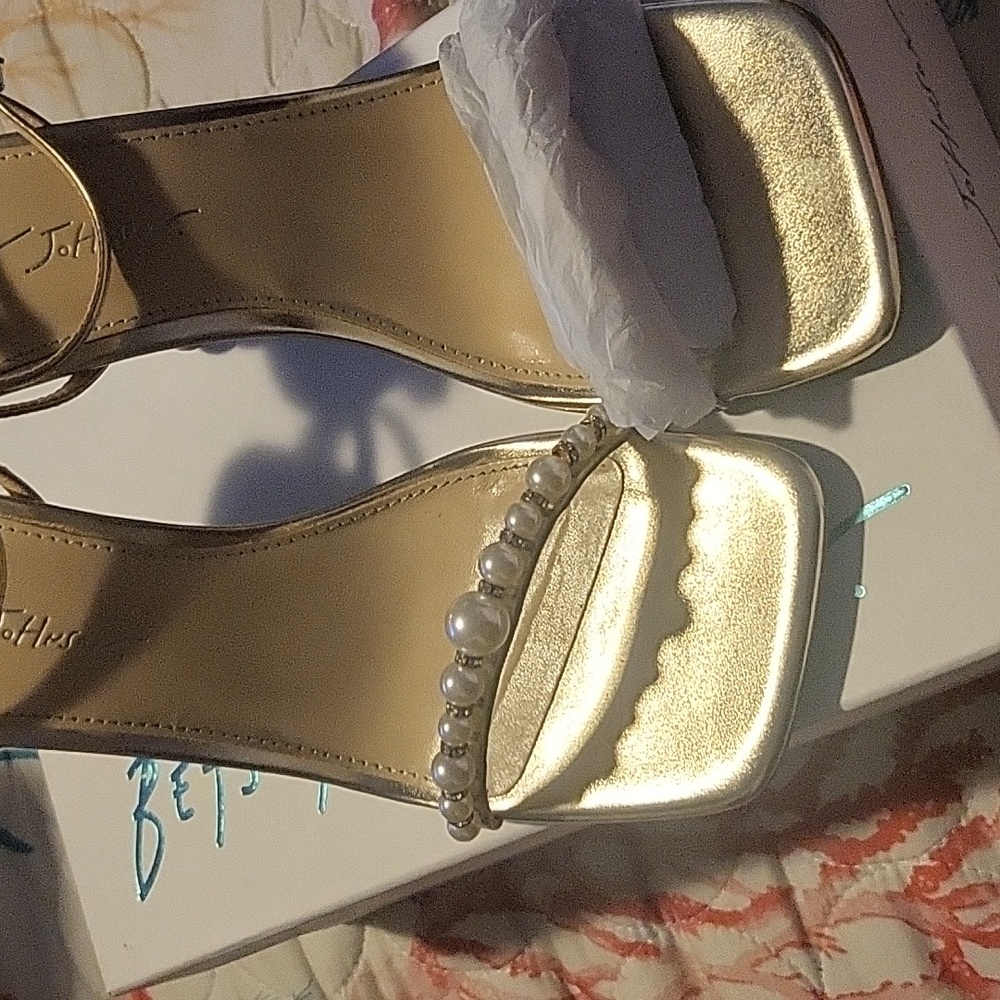 Betsey Johnson Gold and Pearl Heels BNIB - Picture 6 of 7